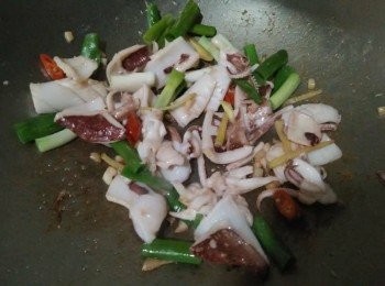 step2: 熱鍋後，放入橄欖油【得意的一天】，接著放入薑絲、蒜頭爆香， 約略1分鐘，等薑絲、蒜頭香氣出來，轉中小火， 依序放入小管【澎湖野生水產】、辣椒、少許塩，並炒勻，約略5-10分鐘，