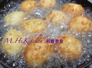 step24: 蝦球至金黃色大約 3-4分鐘左右盛起