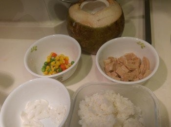 step1: 準備材料。(不會素食者可用普遍火腿或午餐肉。)