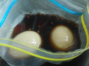 step5: 食後感: 蛋浸一天未達到日本溏心蛋效果, 浸兩天都巳入味, 浸三天極度相似, 所以浸糖心蛋三天效果最好。(醬汁可多次使用。)
