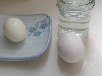 step12: 分享下剝蛋方法, 用具一個有水的樽。