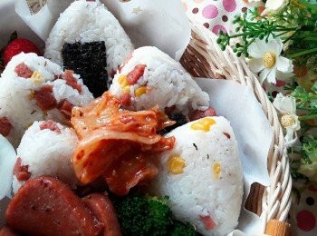 step3: 另一拌午餐肉切片後再對切 , 一樣煎的香香 , 和泡菜一起吃 , 可以解油膩還很好吃