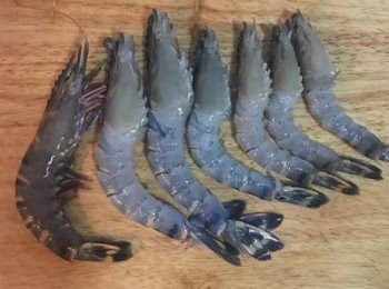 step3: 鮮蝦剝除蝦身的殼，剪去蝦嘴和蝦腳；剖背去除泥腸，洗淨瀝乾。