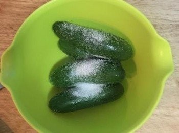 step3: 煮水時先處理小黃瓜，用一匙鹽將小黃瓜抓一抓後洗掉，再用可飲用水清洗兩次瀝乾。
