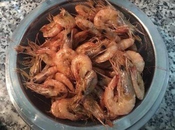 step6: 將蝦連油倒到濾網中濾好備用；