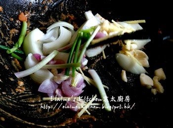 step6: 原鑊爆香乾蔥頭 , 蒜頭 , 蔥白及洋蔥炒數分鐘至洋蔥微軟