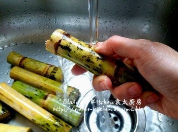 step1: 竹庶用水沖洗乾淨 , 用刀斬成細條