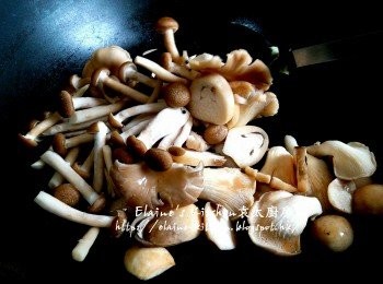 step6: 原鑊放入雜菇 , 贊少許酒拌勻炒數分鐘至微軟及有香味