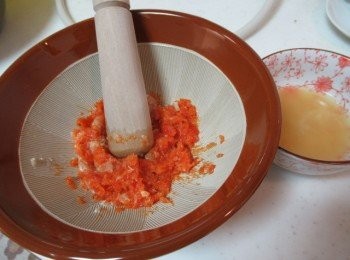 step3: 開鍋蓋,將紅蘿蔔盛起擂缽打成泥狀,放入小鍋子.用湯汁沖洗擂缽倒入同鍋子.