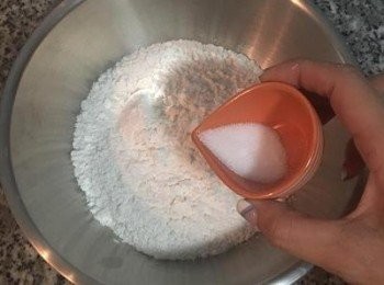 step3: 麵粉裡加入鹽、糖拌勻。