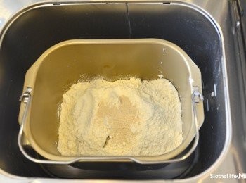 step1: 依序將A阻材料牛奶、雞蛋、無鹽奶油、鹽、白砂糖、天然草莓粉、低粉、高粉、酵母放入THOMSON麵包機13號行程揉麵+發酵約1hr20min