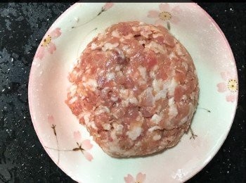 step1: 首先處理肉餅，加入生抽、生粉、生油、水，攪拌至起膠。