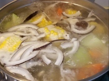 step3: 煲熱一鍋水放入所有材料，待煮滾大火煲15分鐘，再轉小火煲2小時45分鐘，下鹽調味即成。