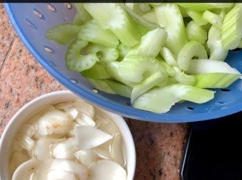 step2: 西芹打斜切件，鮮百合逐瓣剝開浸泡並去掉啡色部分。蒜頭和乾葱切片。