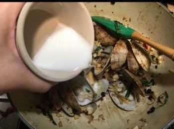 step7: 將少少粟粉加水，攪混成茨。
加入大蜆炒，炒至適當杰度。