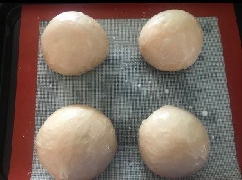 step5: 入焗爐前，麵包面塗上鮮奶。