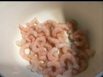 step2: 醃料醃蝦仁約15分鐘。