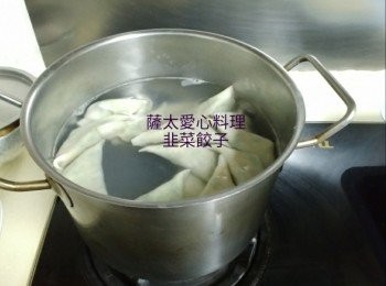 step1: 水滚後加入鹽及油,放入水餃，煮至滚起,熄細火煮3分鐘至熟,剩起即可享用。