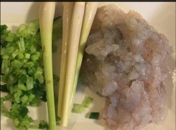 step1: <span class="group_1">食材</span>：
4-5支香茅。
1/2 磅鮮蝦仁。
2 湯匙香芹，切碎。
2湯匙葱，切碎。