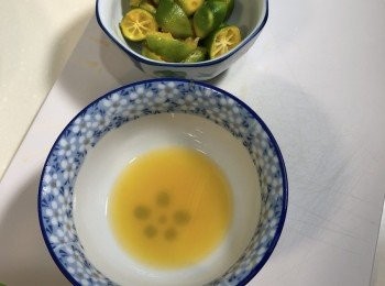 step2: 擠出汁液（去除籽、保留金桔皮）