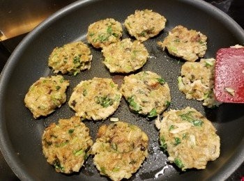 step5: 再用平底鑊落油,用慢火將蓮藕餅將兩邊煎至金黃即可