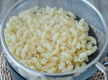 step2: 煮熟通心粉，瀝乾水份，倒入碗內