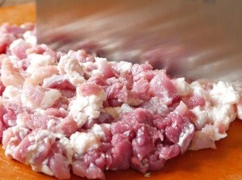 step5: 把豬肉洗淨印乾，切粒然後再剁碎。