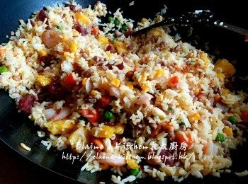 step13: 加入所有之前炒好的配料拌炒數分鐘 , 熄火後加入菠蘿粒 , 原味腰果及肉鬆拌勻