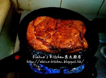 step5: 已醃1小時的五花肉放入油鑊中慢慢炸至金黃色