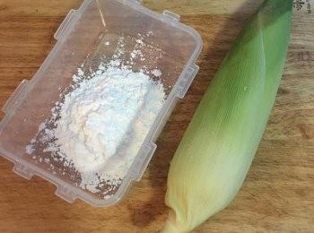 step1: 選擇新鮮甜玉米一根，去除玉米殼和玉米鬚洗淨。（不要用糯米玉米做這道零食喔）
乾淨保鮮盒裝入玉米粉備用。