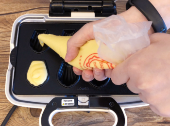 step6: 將麵糊裝入擠花袋中。