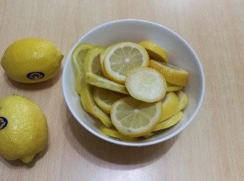 step1: 檸檬用開水洗淨，切片。