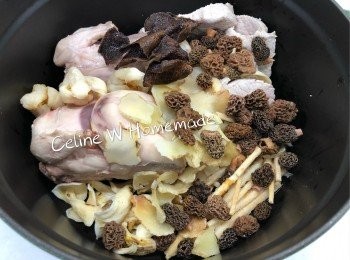 step2: 用中火煲 水滾後轉最細火，煲兩小時