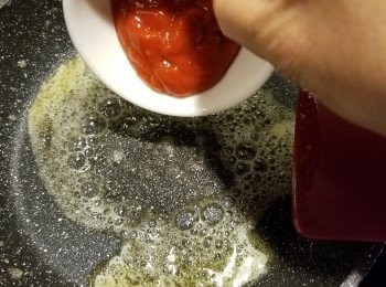 step4: 先用牛油起鑊煮溶牛油,加入30g辣椒醬煮勻