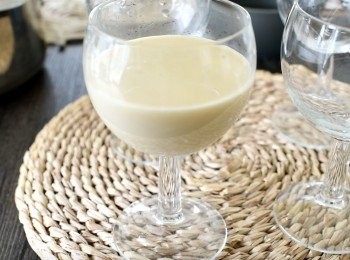 step4: 將魚膠粉倒入淡忌廉內，拌勻，倒入容器內，放入雪櫃3個小時或至凝固