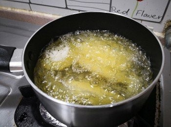 step7: 大火將油燒至大熱， 下薯角翻炸至金黃香脆; 用廚紙吸乾油分， 灑上小許海鹽便可食用。