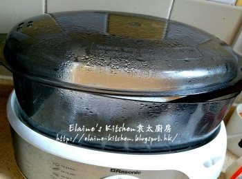 step3: 放入電蒸鍋內蓋上蓋先蒸2分鐘 , 再將蓋留縫隙 , 再蒸25分鐘