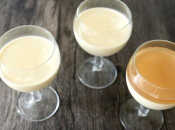 step7: 將魚膠粉倒入伯爵茶內，拌勻。待涼後倒在已凝固的奶凍上，放入雪櫃約一個小時或至啫喱凝固即成！