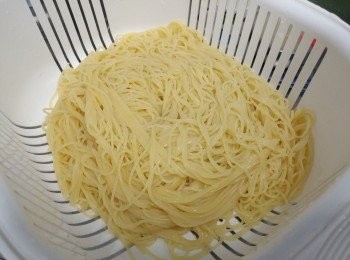 step2: 燒熱一鍋清水， 下少許鹽， 把意粉煮至8,9成熟， 撈起備用