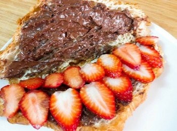 step3: 把切片好的草莓舖上 , 再把可頌上面塗阿華田醬