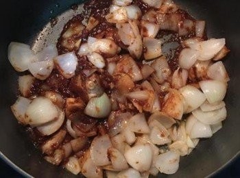 step8: 接著倒入辣豆瓣醬拌炒出紅油；