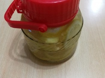 step3: 把白醋倒進玻璃瓶，放置三個月便可沖水飲用，其間不用放進雪櫃，只需放在陰涼處。