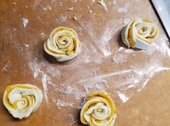 step9: 整理好成玫瑰花形狀,放在牛油紙上,可先放入雪柜待用