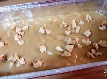 step8: 倒入烤模中 , 再把剩下的核桃碎灑上