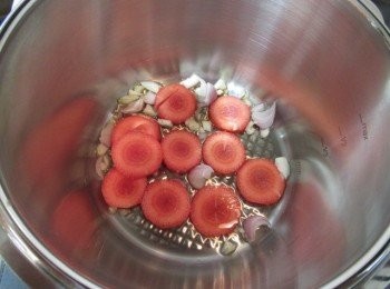 step2: 將除了孜然粉與椰汁粉之外的<span class="group_1">食材</span>與步驟1放入快鍋,蓋鍋蓋加壓1分鐘熄火待洩壓.