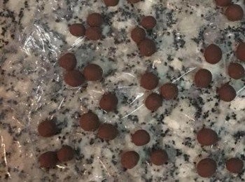 step12: 大眼蛙眼球和嘴的麵糰則取一半，等分成10份兩大一小的圓球(用食指在手掌心搓圓即可），