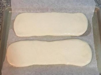 step12: 放在鋪了烘焙紙的烤盤上，在麵皮兩面抹些沙拉油。