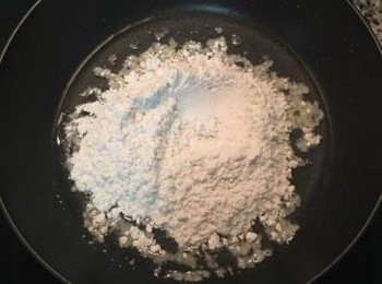 step7: 倒入低筋麵粉，小火拌炒到聞到麵粉香味即可。
註:使用不同的油品，炒過後的顏色亦會有所不同。