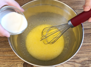 step2: 糖溶化後加入牛奶拌勻。