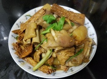 step10: 做法 :

將枝竹用中細火炸至金黃色備用 , 蘿蔔用薑片 , 少少糖 , 燒酒 , 少少鹽出水30 分鐘 , 熄火蓋好焗 30 分鐘備用 , 豬手用薑片 , 黃酒出水 30 分鐘備用 .

將出水後的豬手加滿水 , 放入雞粉 , 大地魚粉 , 胡椒粉 , 糖 , 麻油 , 黃酒大火滾起轉中細火 , 滾 1'1/2 小時 , 熄火焗 1 小時 , 再放入枝竹 , 細火燜煮 45 分鐘加入老抽 , 再放入蘿蔔燜多 30 分鐘 , 再轉大火燜至收汁 , 放入蔥段 , 芫茜 , 少少麻油 , 完成 .